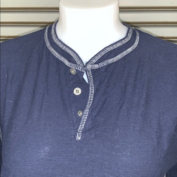 🛍️Alexander Julian long sleeve three button top - Picture 4 of 8